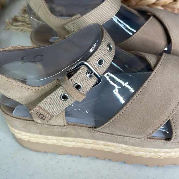 UGG
Women's Natural Aubrey Flatform Sandals Sz 9 (color sand) - Picture 9 of 11